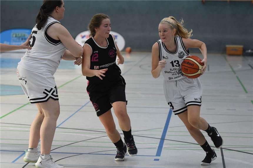 LippeBaskets-Damen müssen weiter mit kleinem Kader bestehen Meike Wohl auf dem Weg zum gegnerischen Korb.