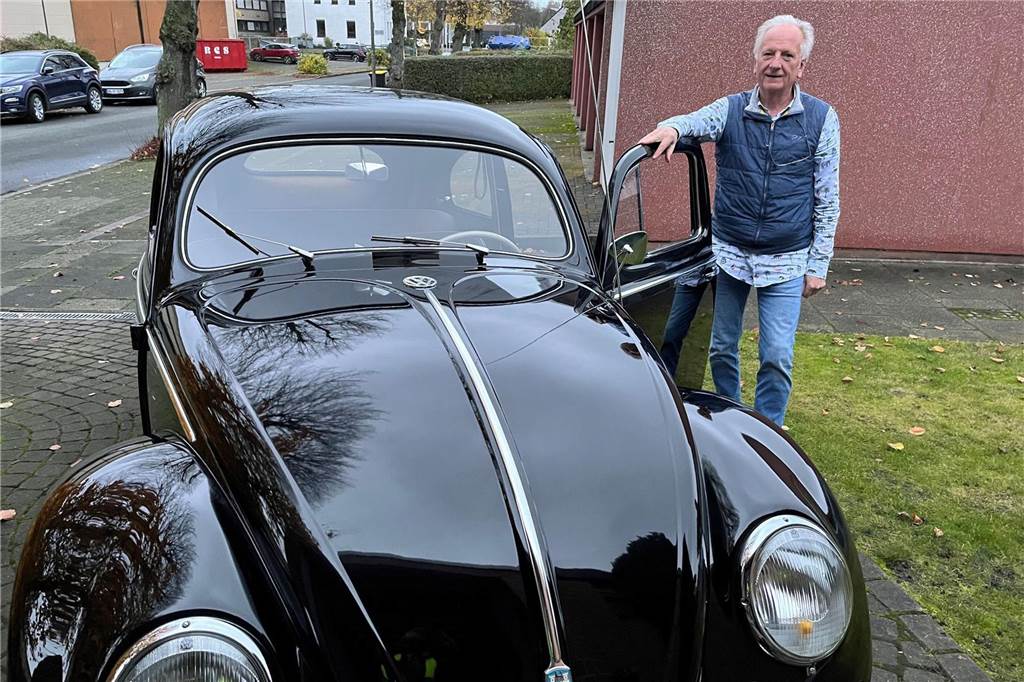 „Mein Baujahr", sagt der stolze Besitzer. Der Käfer stammt aus dem Jahre 1955.