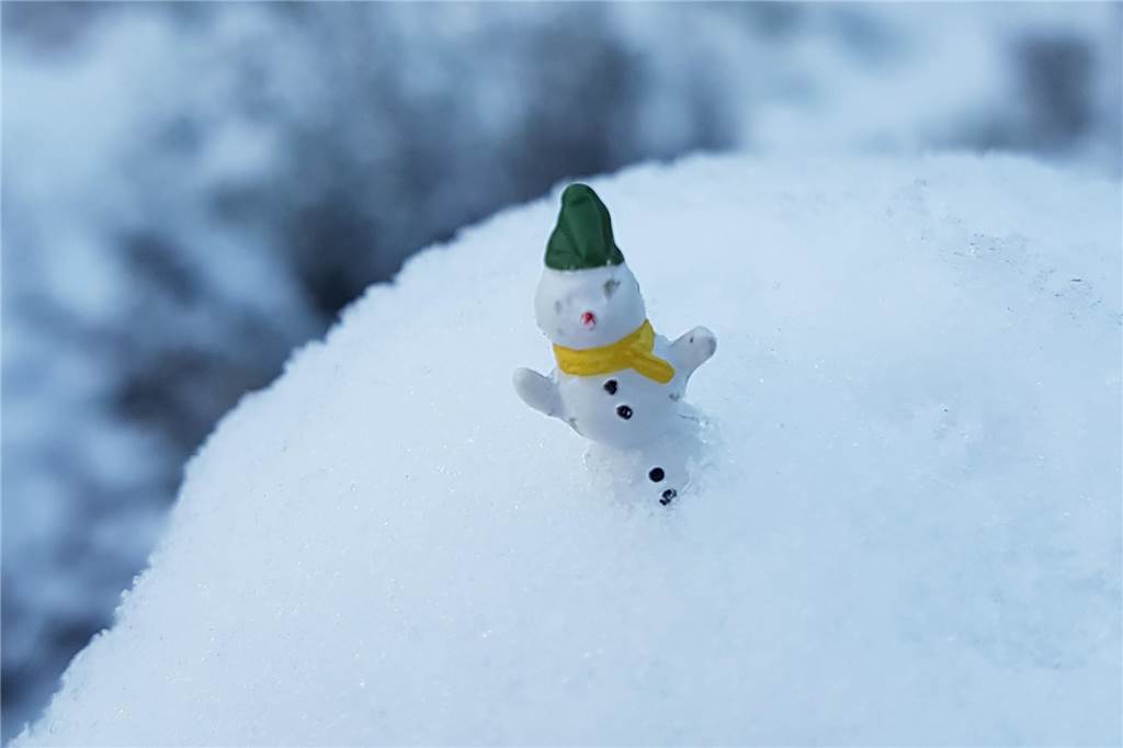 "Mein Mini-Schneemann (im Maßstab 1:87) wollte bei dem schönen Wetter natürlich auch raus", so Ursula Beckmann.