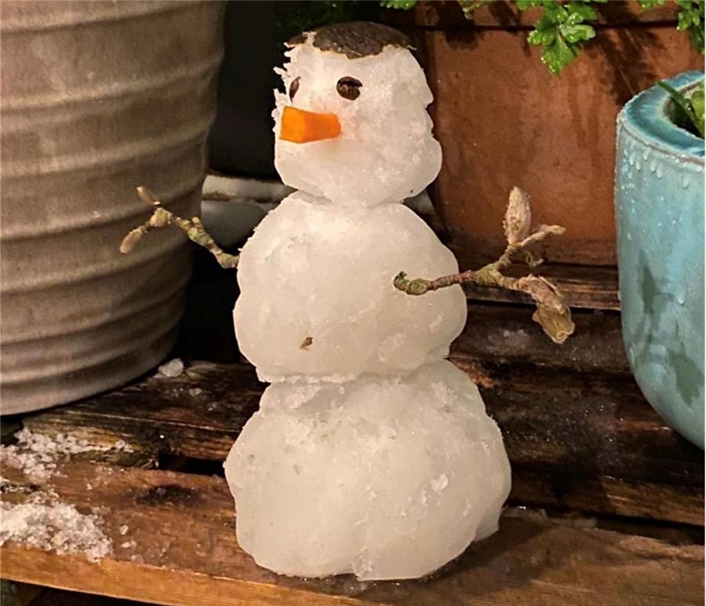 "Mein Sohn hat diesen kleinen Schneemann gebaut und ich finde ihn ganz niedlich", beschreibt eine Leserin das kleine Kunstwerk.