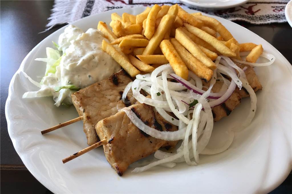 Kerkrya an der Kreisstraße: Griechische Atmosphäre mit großen Portionen für kleines Geld Mein Souvlaki-Teller ist lecker, aber auch ziemlich üppig. Ganz leer essen konnte ich meinen Teller daher nicht.
