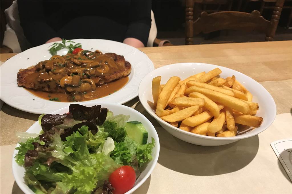 Schloss Stuben in Nordkirchen: Leckeres Essen und richtig viel los Meine Begleiterin musste kämpfen, um das Schnitzel zu schaffen. Die Portion war üppig, doch sie schaffte es.