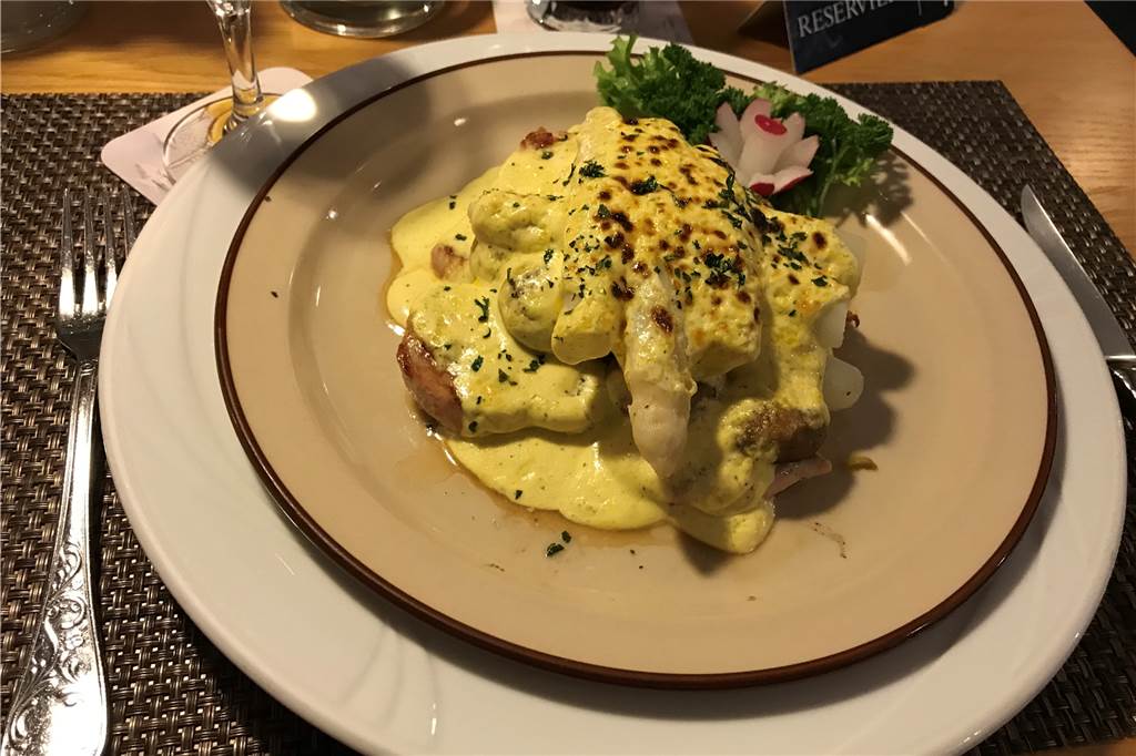 Das Steakhaus El Paso verspricht viele schmackhafte Fleischvariationen Meine Begleitung wählt das überbackene Putenmedaillon, ebenfalls mit Champignons und Sauce Bearnaise, allerdings ohne Pommes als Beilage.