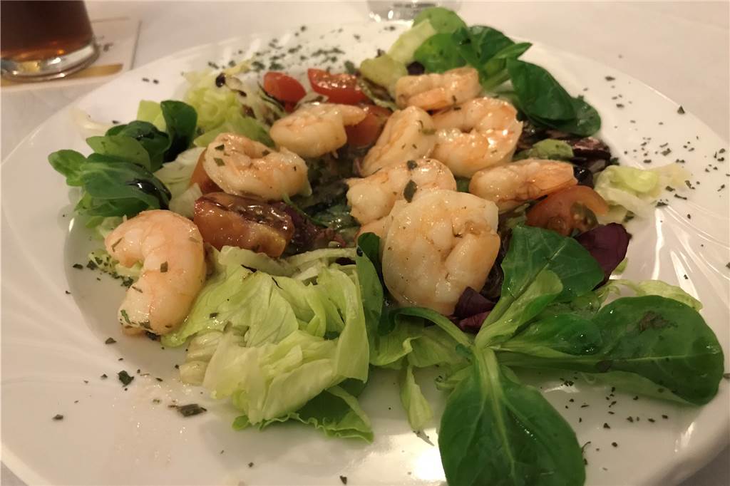 Meine Vorspeise: Garnelen auf frischem Salat mit Tomaten, Olivenöl und Kräutern.