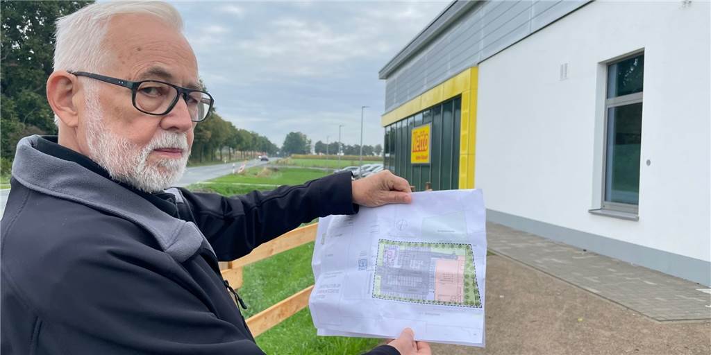 Capeller ärgert sich über Netto-Bau: „Komplette Stein- und Asphaltwüste“ Meinhard Tegeler ärgert sich über den Netto-Bau an der Bahnhofstraße in Nordkirchen. Von den Bäumen aus den Bauplänen ist in der Realität nichts zu sehen.
