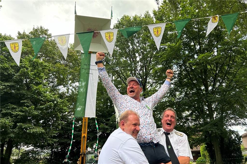 Meinolf Rosenberger schoss den Vogel mit dem 350. Schuss ab Meinolf Rosenberger ist der neue Schützenkönig von Raefseld.