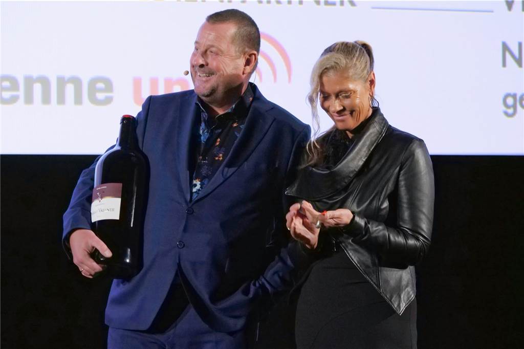 Kinofest-Bilanz: Kartenverkauf blieb hinter den Erwartungen zurück Meinolf Thies dankte seiner Frau Anja für ihr Verständnis und nahm von Lutz Nennmann eine 6-Liter-Flasche Wein für 20-jährige Zusammenarbeit in Sachen Kinos entgegen.
