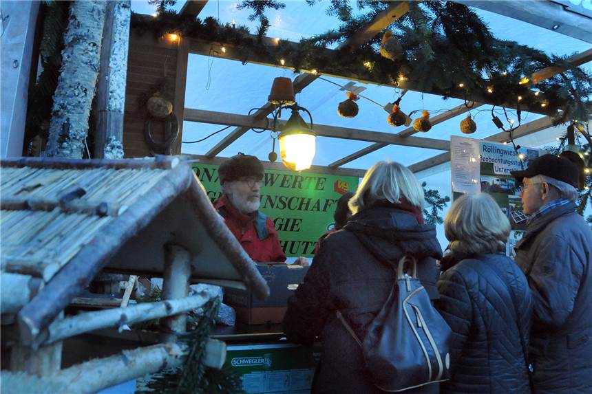 Keine Meisenknödel auf dem Weihnachtsmarkt, aber AGON verrät das Rezept Meisenknödel und auch die passenden Futterhäuschen bietet die Arbeitsgemeinschaft Ornithologie und Naturschutz jedes Jahr auf dem Weihnachtsmarkt an. In diesem Jahr fällt er wegen Corona aus.