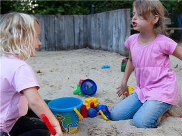 Meist können Kinder ihren Streit selbst beilegen - etwa, wenn es um ein Spielzeug geht. Foto: Silvia Marks