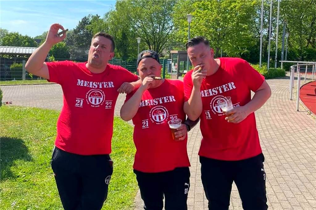 Rauchtöpfe und Fassbier: FC TuRa Bergkamens Dritte ballert sich zum Titel Meister der Kreisliga D2: (v.l.) Marc-Oliver Kraus mit den Trainern Riccardo Meyer und Patrick Krucinski.