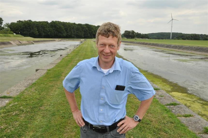 Der tägliche Kampf ums reine Wasser in Geisecke Meister des Wassers: Stefan Hassel, Leiter des Wasserwerks Westfalen, am Sandfilterbecken.