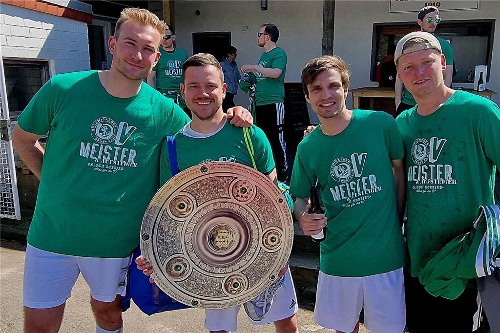 Meistertitel für den Holzwickeder SC III zum Greifen nahe Laurenz Externbrink, Jan Hoppe, Markus Janowczyk und Felix Harbig vom Holzwickeder SC III tragen T-Shirts mit "Meister"-Aufdruck und halten eine Meisterschale.