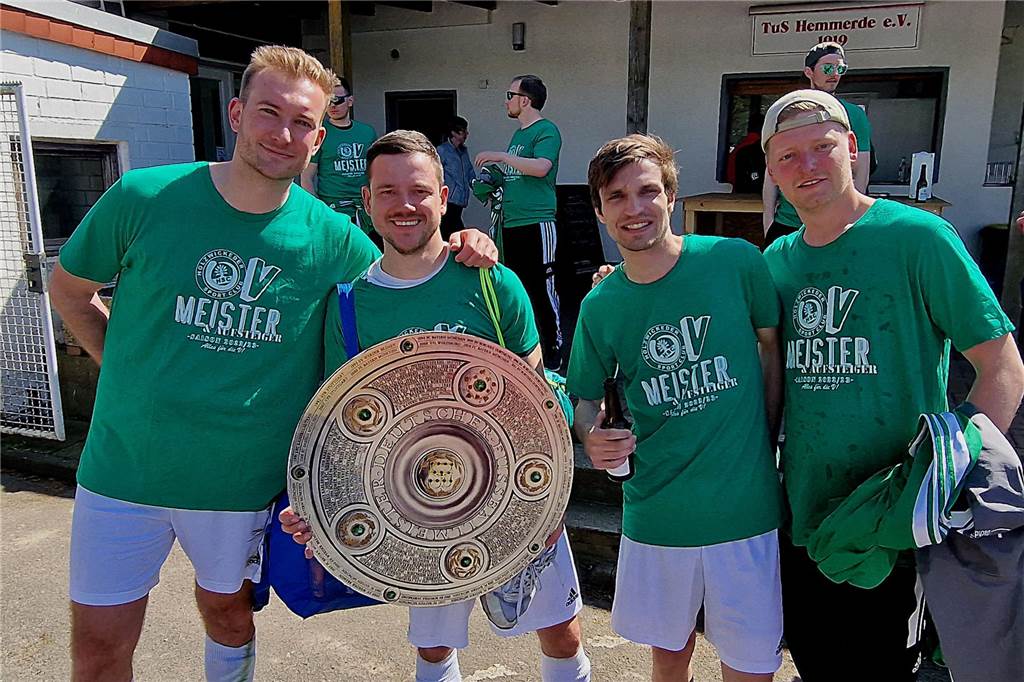 Holzwickder SC V ist Meister: Ausgelassene Aufstiegsfeier nach erfolgreicher Debüt-Saison Meisterfeier in der Kreisliga D: Laurenz Externbrink (v.l.), Jan Hoppe, Markus Janowczyk und Felix Harbig feiern mit der Schale.