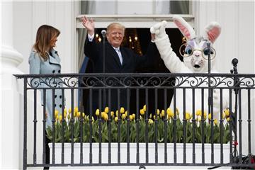 Melania und Donald Trump haben den Osterhasen zu Gast. Foto: Carolyn Kaster/AP
