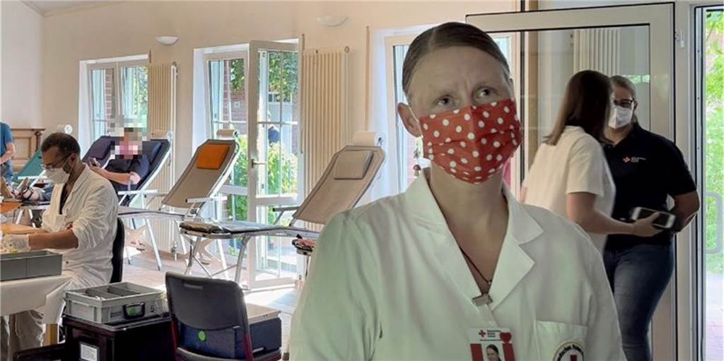 Video von der Blutspende in Herbern: Ansturm am ersten Tag Melanie Bredeck hilft als Teamschwester im Außendienst bei der Blutspende in Herbern.