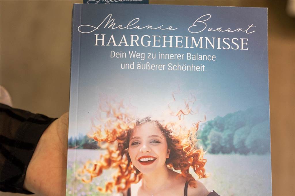 Friseur-Meisterin Melanie Busert aus Legden und ihre „Haargeheimnisse“ Melanie Buserts Erstlingswerk: ein Ratgeber rund um das Thema Haare.