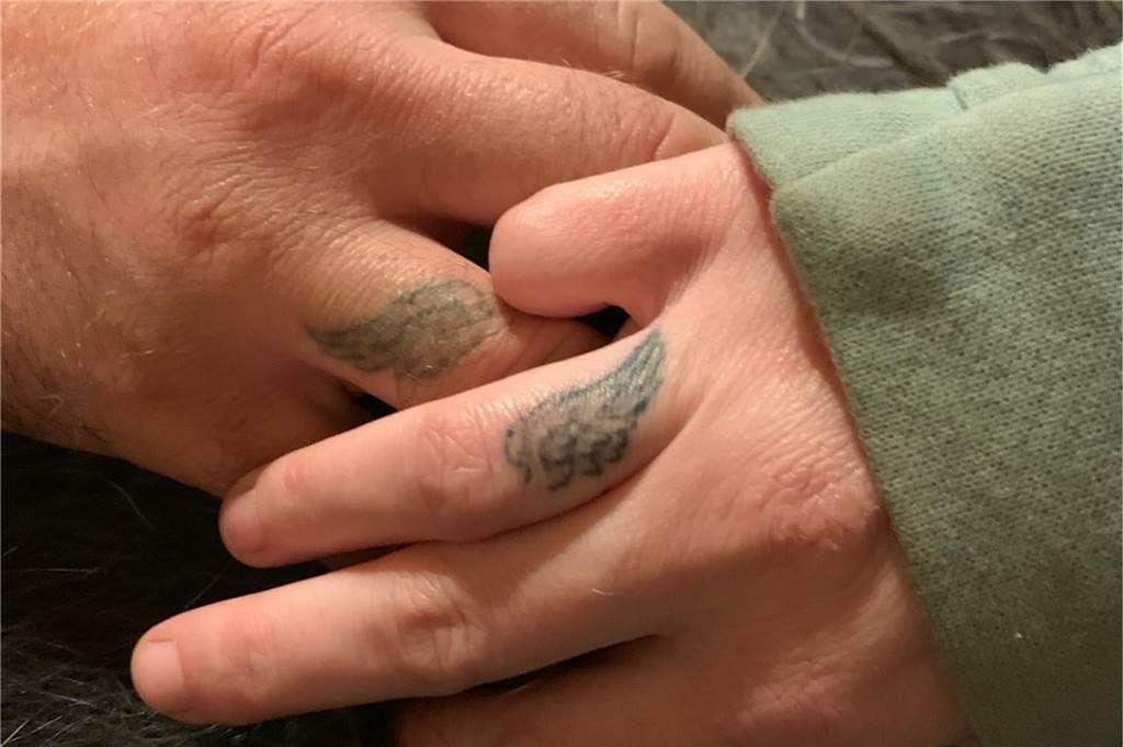 Tag des Ringfingers: Schwerterinnen und Schwerter zeigen ihre Eheringe Tattoos