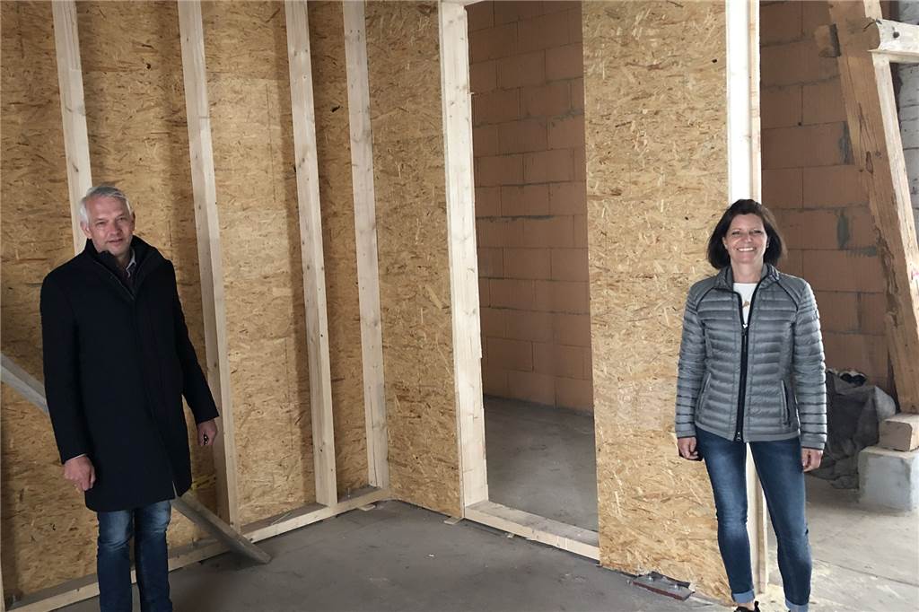 Es ist geschafft: Neues Holzhaus steht in der „Tourismus-Scheune“ Melanie Elett von der Stadt Olfen (Hochbau und Gebäudemanagement) und Bürgermeister Wilhelm Sendermann im Bereich der künftigen Touristinfo. Hier bekommen Gäste Informationen zu den verschiedensten Angeboten Olfens.