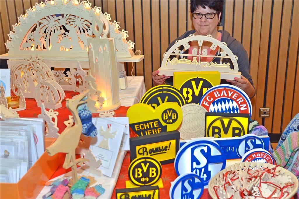 82 adventliche Stände laden im Lüner Hansesaal zum Stöbern ein Melanie Jarosch aus Lünen verkaufte mit ihrer Mutter dekorative Holzarbeiten, die auch Fußballfans das Herz höher schlagen ließen.