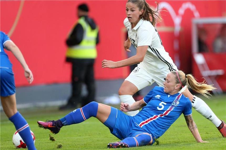 Herber Rückschlag für DFB-Frauen: 2:3 gegen Island Melanie Leupolz (oben) im Zweikampf mit der Isländerin Gunnhildur Jonsdottir. Foto: Thomas Frey