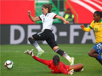 Melanie Leupolz überwindet Brasiliens Torfrau Barbara vor dem 3:0. Foto: Karl-Josef Hildenbrand