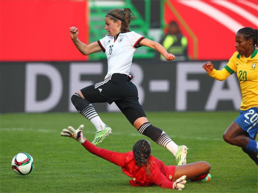 DFB-Frauen fertigen Brasilien bei WM-Test 4:0 ab Melanie Leupolz überwindet Brasiliens Torfrau Barbara vor dem 3:0. Foto: Karl-Josef Hildenbrand