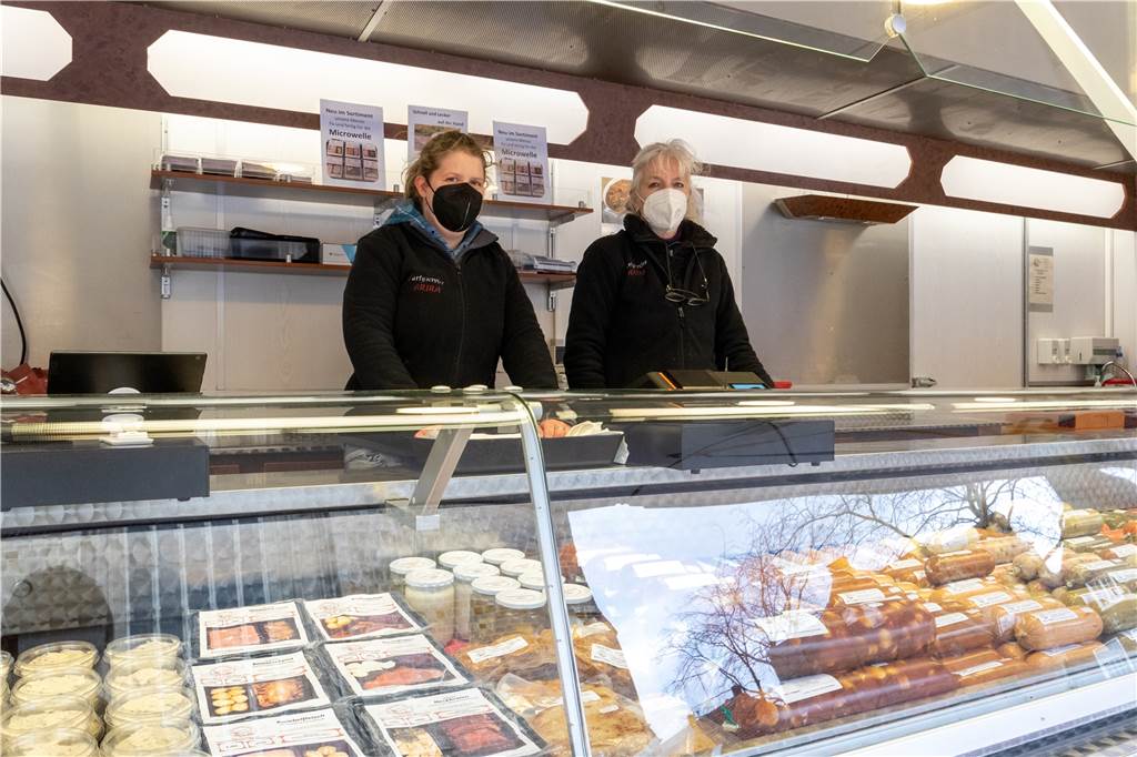 Abendmarkt und Stadtfest: Stadtlohns Innenstadt soll lebendiger werden Melanie Roters und Gaby Florczak im Verkaufswagen des Partyservices Arira. Ihr Chef Heinrich Arira begrüßt die Idee eines Abendmarktes.
