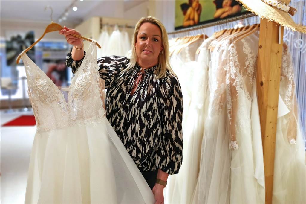 Ein Traum in Weiß: Das perfekte Kleid Melanie Trocha, Mitarbeiterin und Modeexpertin im Hochzeitshaus Haltern, zeigt Paula verschiedene Modelle.