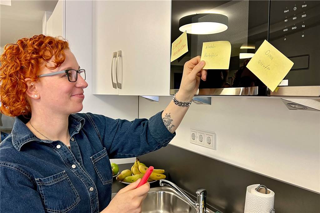 Long-Covid: Eine Mutter berichtet, wie die Krankheit ihr Leben verändert Melanie Ungermann organisiert einen Teil ihres Alltags mit Zetteln, auf denen sie sich Erinnerungen für das schreibt, was sie noch erledigen möchte.