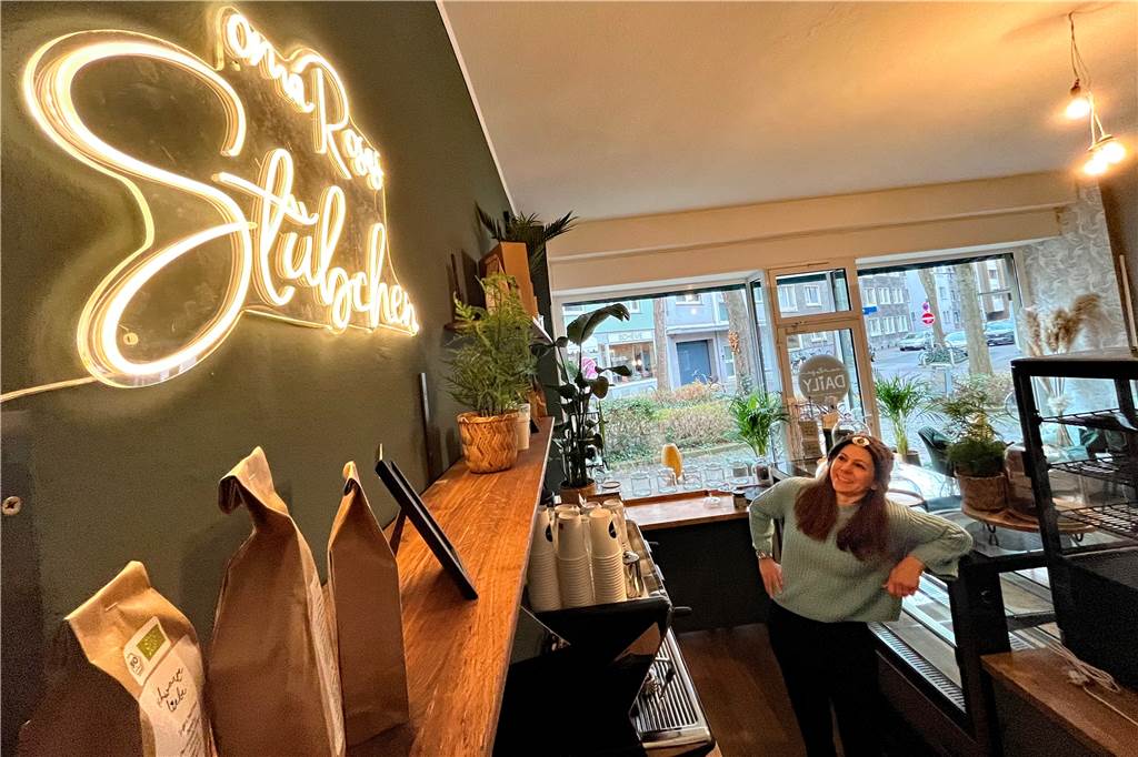 Beliebtes Café „Oma Rosa“ eröffnet neuen Laden Melanie Wentzel-Terrahe hinter dem Tresen ihres neuen Stübchens