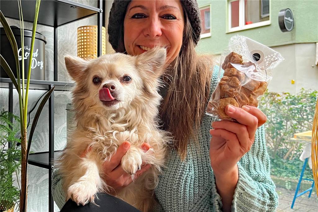 Beliebtes Café „Oma Rosa“ eröffnet neuen Laden Melanie Wentzel-Terrahe präsentiert ihre Hunde-Cookies. Ihrem Langhaar-Chihuahua Stifler gefällt das.