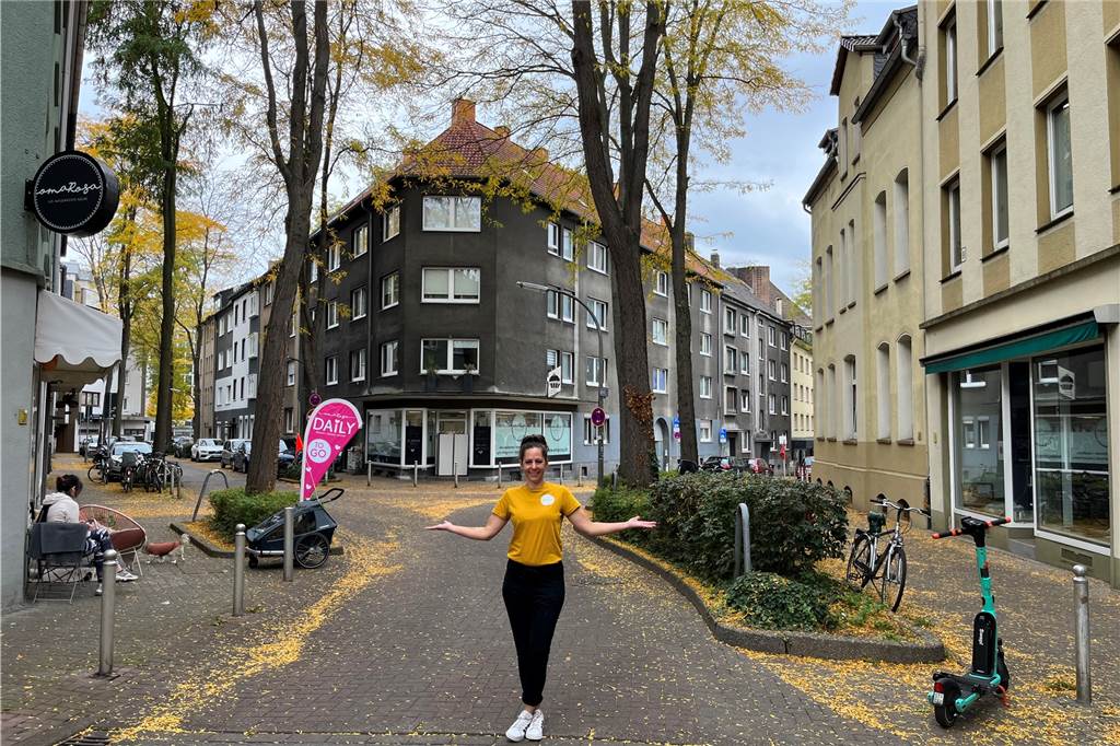 Dortmunds Gastronomie in Not: „Ein Drittel aller Betriebe wird verschwinden“ Melanie Wentzel-Terrahe und der von ihr so getaufte "Oma-Rosa-Platz": neben dem Café (links) und der Tortenschmiede (Mitte) soll bald "Oma Rosas Stübchen" (rechts) das Ensemble komplettieren.