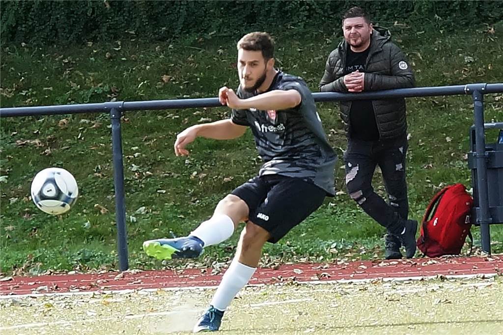 TSC Kamen hat einen Lauf: Youngster überzeugt auf ungewohnter Position Melih Satan vom TSC Kamen in der Kreisliga B2 Unna-Hamm schießt einen Ball über das Spielfeld.