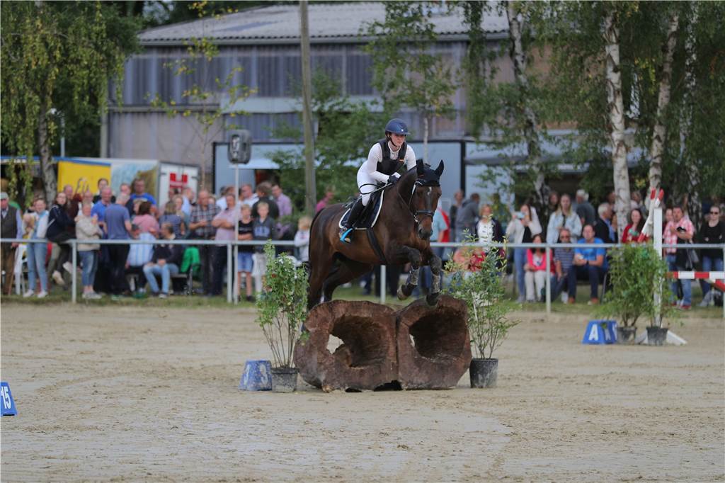 Spannendes Ende bei Herberner Reitturnier: Lutz Gripshöver gewinnt S-Springen hauchdünn Melina Heitplatz und Pepe vom RV von Nagel Herbern waren beim Speedderby dabei.