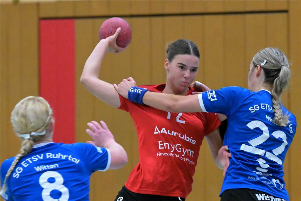 Lüner Handballerin erfährt den „Brambauer-Fluch“ Melina Westhoff setzt zum Wurf an.