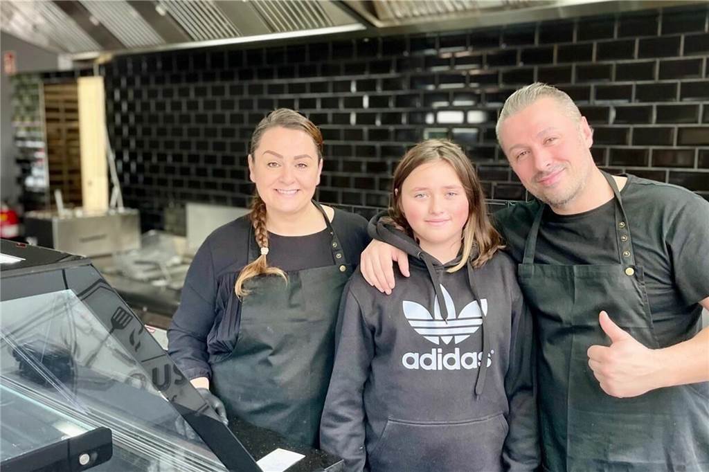 Das Jahr 2023 in Aplerbeck: Aufregende Neuerungen und traurige Momente Melis Besic mit Tochter Hannah und Zwillingsschwester Melissa: Die hilft ihrem Bruder im neuen Grillhaus in Aplerbeck.