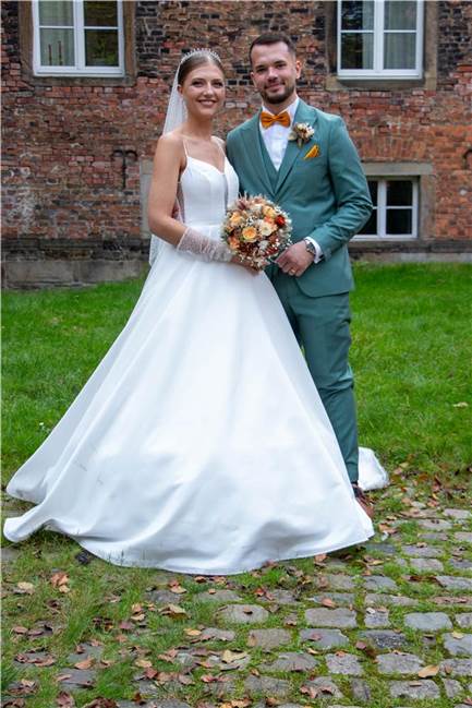 Antrag am Schloss Bladenhorst: Melisa Üstünsoy und Omer Bibic heiraten Melisa (geborene Üstünsoy) und Omer Bibic verbringen die Flitterwochen auf den Malediven.