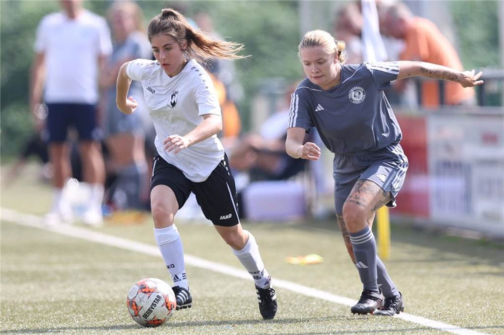 Melissa Herzberg vom PSV Bork im Laufduell mit ihrer Gegenspielerin.