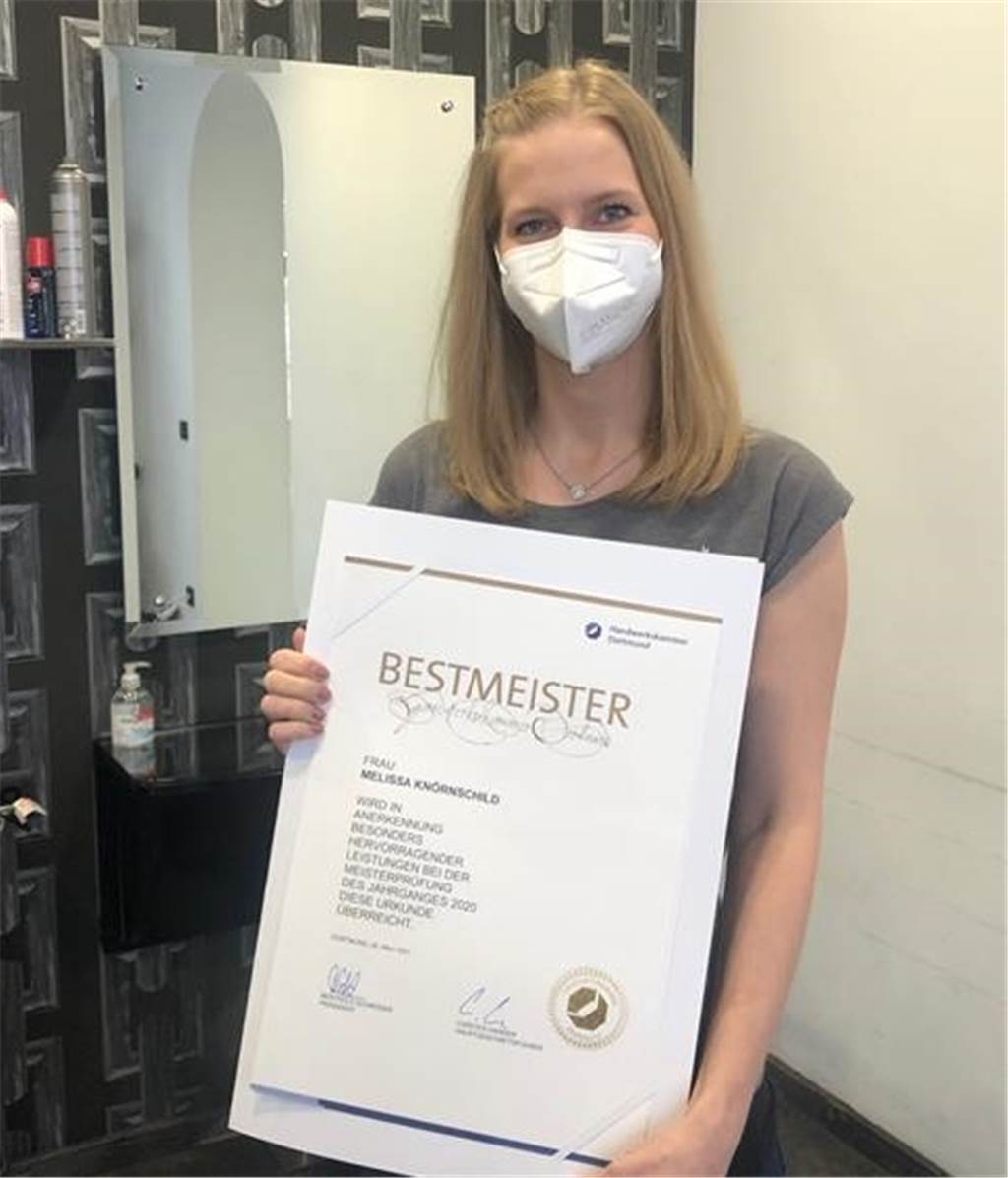 Friseur-Bestmeisterin 2020 aus Lünen: Schon als Kind Puppen frisiert Melissa Knörnschild mit der Bestmeisterauszeichnung der Handelskammer Dortmund.