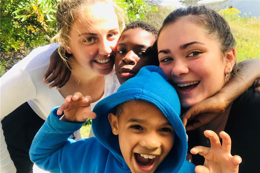 Melissa (r.) mit einer weiteren Freiwilligen und Schülern der Förderschule.