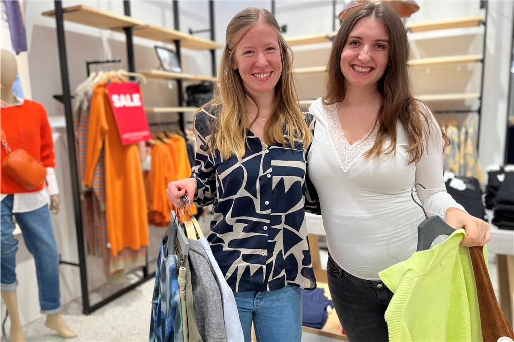 Private Shoppingtour nach Ladenschluss: „Das ist echt cool!“ Zwei Frauen stehen im Modehaus Heckmann.