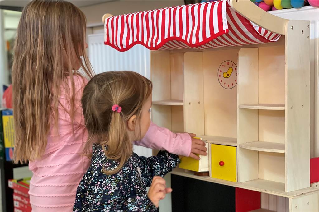 Babyhaus Mönninghoff vor Wiedereröffnung: Sechsfach-Mama ist neue Chefin Melody (l.) und Luna (2) schauen sich schon mal im Laden um.