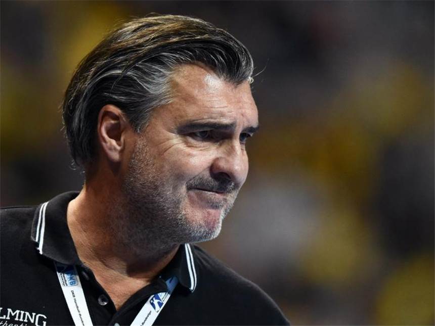 Melsungen verzichtet auf Einspruch nach Remis gegen Berlin Melsungens Trainer Michael Roth am Spielfeldrand. Der Verein akzeptiert nun doch das Remis gegen die Füchse Berlin. Foto: Uwe Anspach