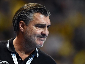 Melsungens Trainer Michael Roth am Spielfeldrand. Der Verein akzeptiert nun doch das Remis gegen die Füchse Berlin. Foto: Uwe Anspach