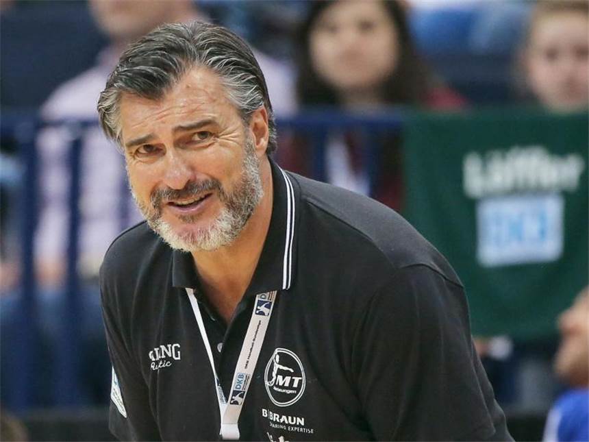 Gute Ausgangsposition für Melsungen: 31:24 gegen Presov Melsungens Trainer Michael Roth ballt die Fäuste. Foto: Axel Heimken