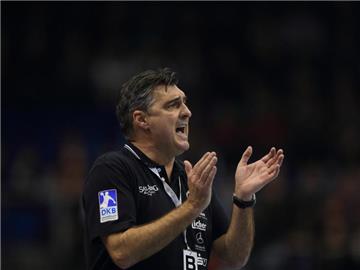 Melsungens Trainer Michael Roth freute sich über den erfolgreichen Einstand in den Europapokal. Foto: Jens Wolf
