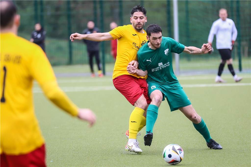 Komplett wildes Derby zwischen Mengede und Westrich, Klecz feiert Comeback Mengede 08/20 setzte sich in einer torreichen Schlussphase gegen den SV Westrich durch.