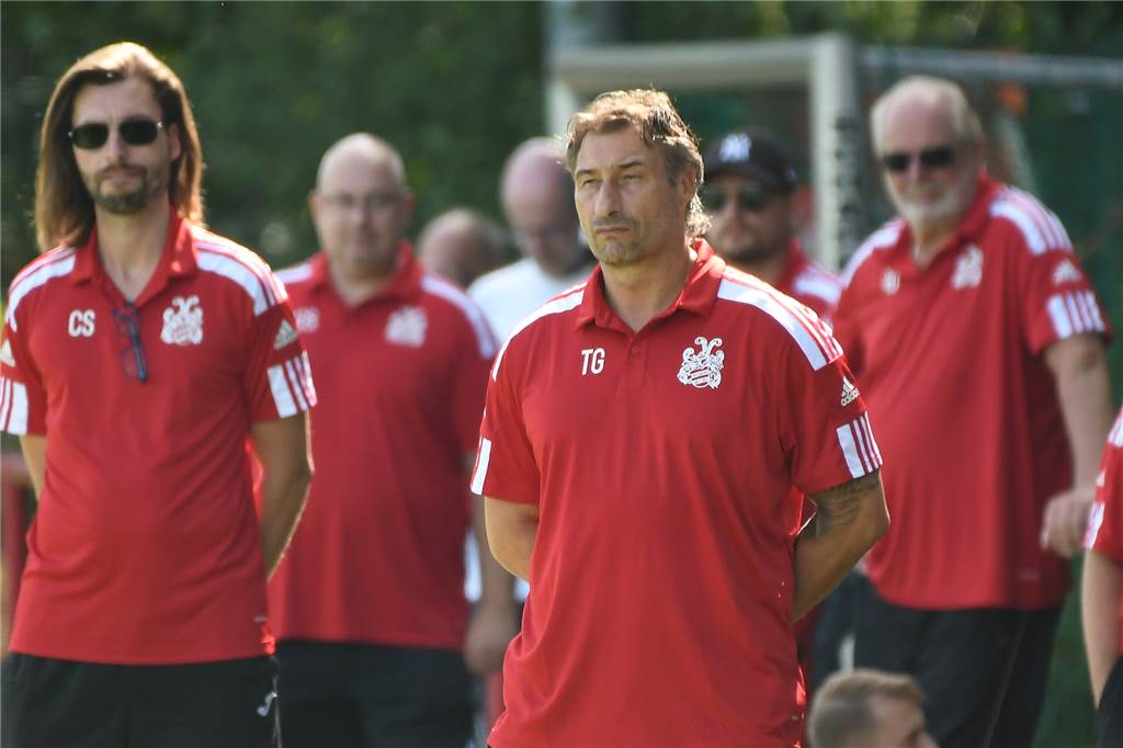 Mengedes Trainer Thomas Gerner weiß: Bei Duellen mit der SG Castrop wird es laut Mengede-Trainer Thomas Gerne (vorn) bezeichnet sich selbst als durchaus emotional.