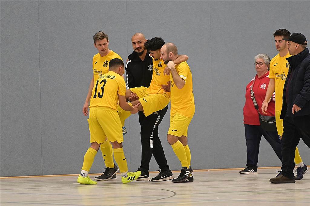 BG Schwerin gewinnt beim Kültürspor-Turnier: Dortmund-Duell um Platz drei nach Verletzung abgebrochen Mengedes Muhammed Gökcen musste verletzt aus der Halle getragen werden und musste mit dem Notarzt ins Krankenhaus.