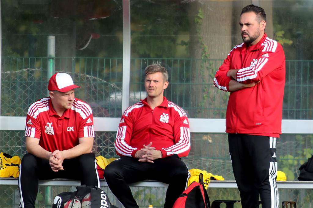 Mengede feiert emotionale Wiedergeburt: Mohammad Bakhtiari über die unglaubliche Hinrunde Mengedes Trainer Nico Anders steht mit verschränkten Armen und ernster Miene an der Seitenlinie
